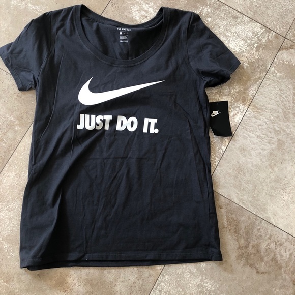 Beautiful Nike TEE - Picture 1 of 2